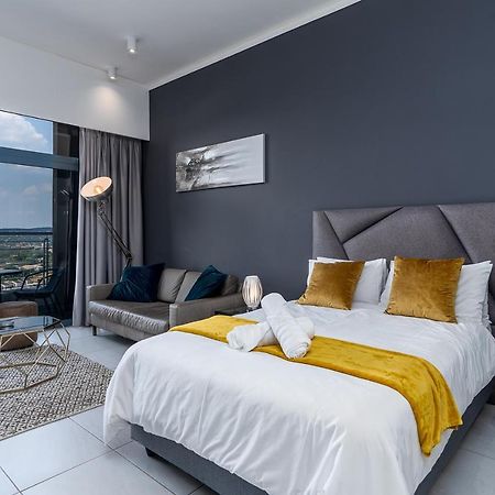 Top Floor Menlyn Maine Studio Apartment With Stunning Views & No Load Shedding Pretoria Exterior photo